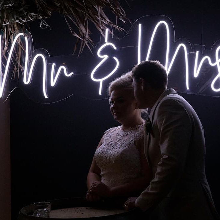 Mr & Mrs insegna al neon