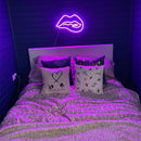 Cócteles y letrero de neón de ensueño