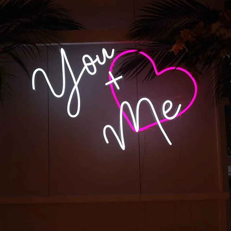 Insegna al neon You + Me