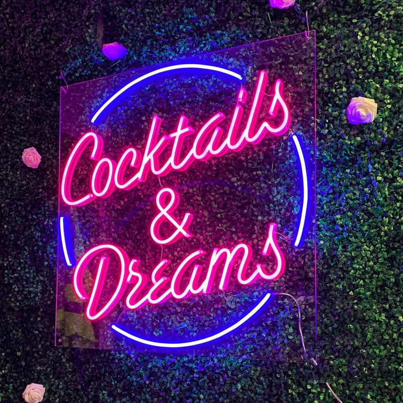Cocktail e insegna al neon da sogno