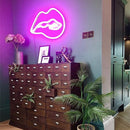 Cócteles y letrero de neón de ensueño